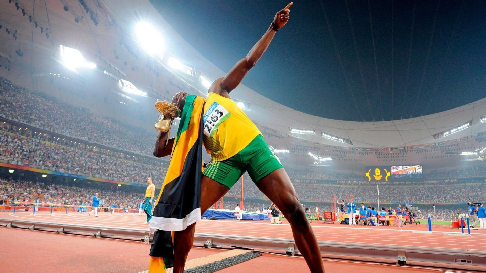 _蓝天热气球赛：在空中遨游极限_，热气球飞上天空的视频